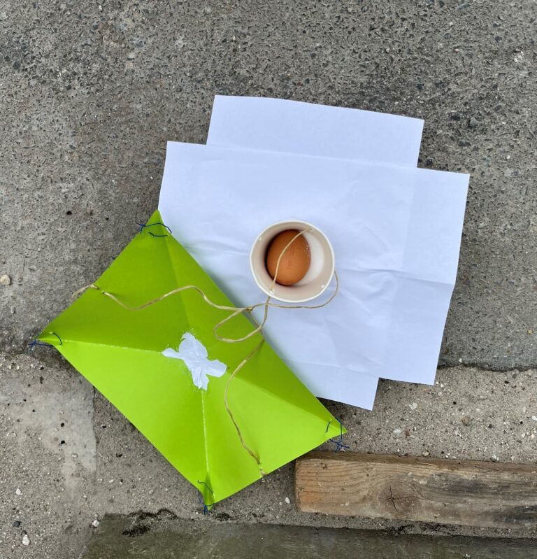 Der Eierflug Projekt Teamspiel von Maria Lahmann Foto eines erfolgreichen Flugobjektes