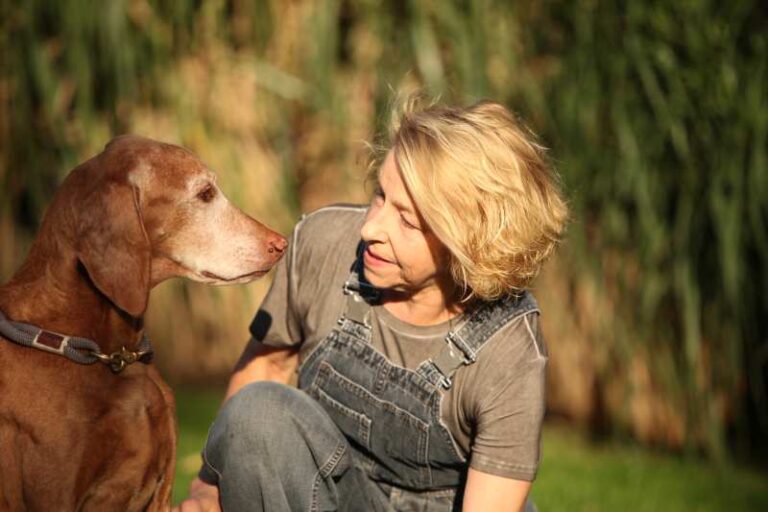 Foto von Maria Lahmann mit einem Hund im Garten