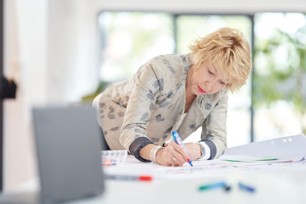 Maria Lahmann zeichnet Flipchart für Seminare, Trainings und Caochings in Berlin und Brandenburg