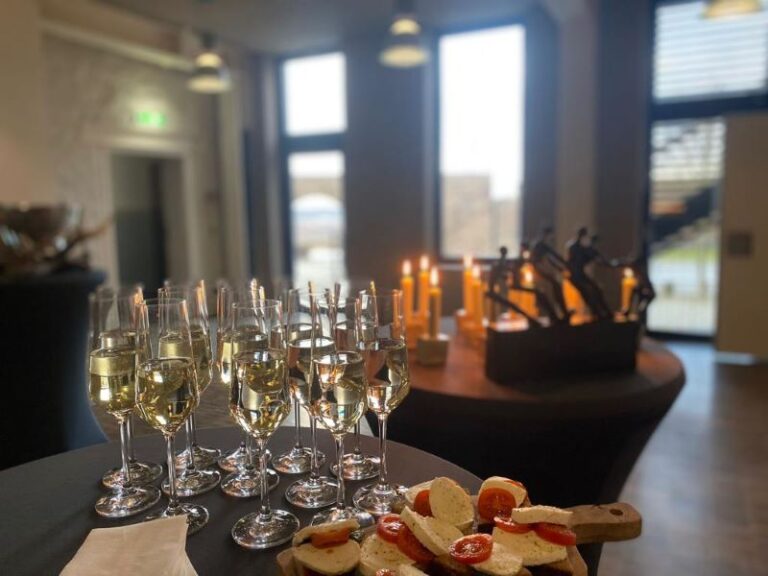 Feelgood Veranstaltung Maria Lahmann - Umfeld mit Sekt, Kerzen und Snacks