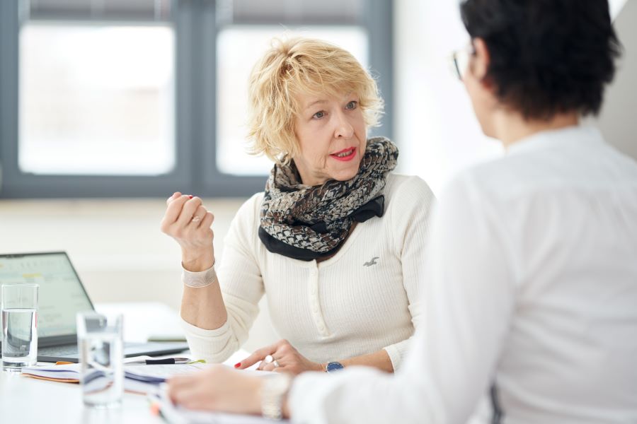 Foto von Maria Lahmann im engagierten Dialog auf Augenhöhe mit einer Beratungskundin