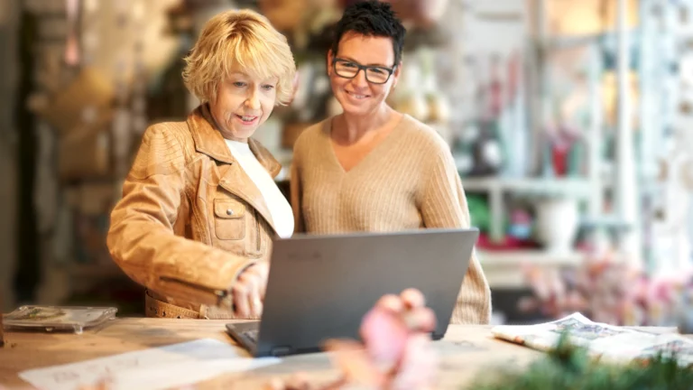 Maria Lahmann im Beratungsgespräch mit einer Kundin im Einzelhandel zum Thema Positionierung und Sichtbarkeit in der Kundenkommunikation