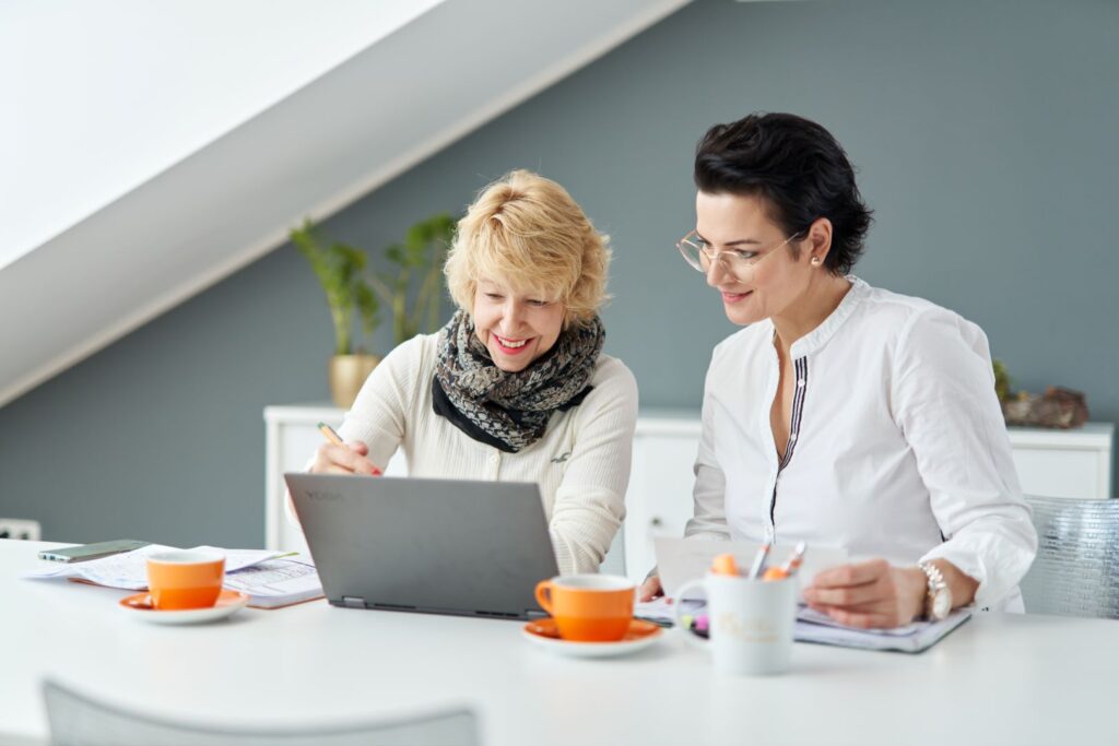 Maria Lahmann in der Beratung mit Rebekka Thor Mühlhausen