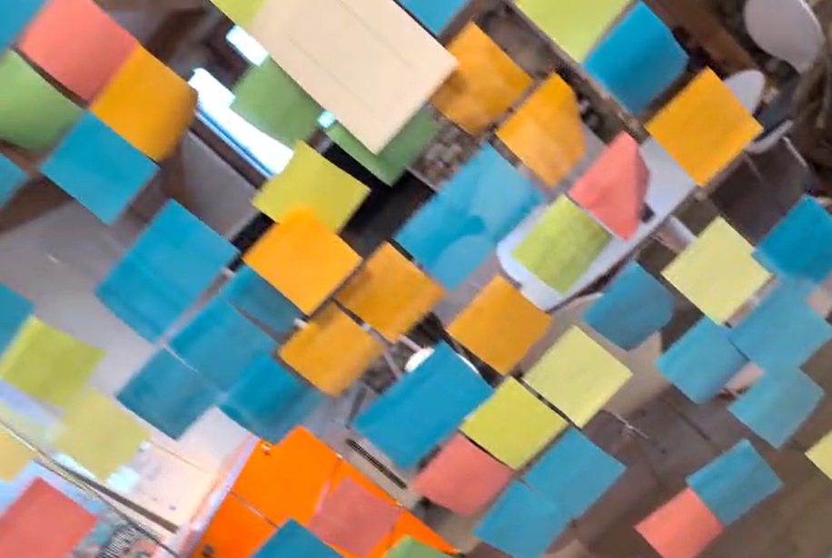 Klarheits-Workshop Strategie und Leitbild_Klebezettel an Glaswand_Workshopszene Maria Lahmann