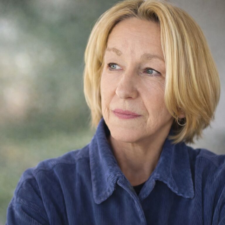 Maria Lahmann nachdenklich zur Seite schauend